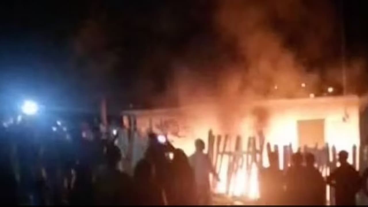 കുട്ടിക്കടത്തുകാരനെന്ന് വാട്ട്‌സാപ്പ് ഫേക്ക് മെസേജ്, അഭിഭാഷകനെ ജനക്കൂട്ടം പച്ചയ്ക്ക് കത്തിച്ചു! 