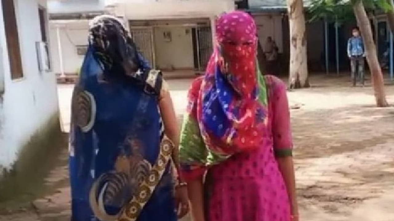 लड़की को दोस्त ने फोन कर घर बुलाया, फिर जो हुआ वो बड़ा ही दर्दनाक था, बेटी के साथ परिवार भी पूरी रात रोता रहा लड़की को दोस्त ने फोन कर घर बुलाया, फिर जो हुआ वो बड़ा ही दर्दनाक था, बेटी के साथ परिवार भी पूरी रात रोता रहा