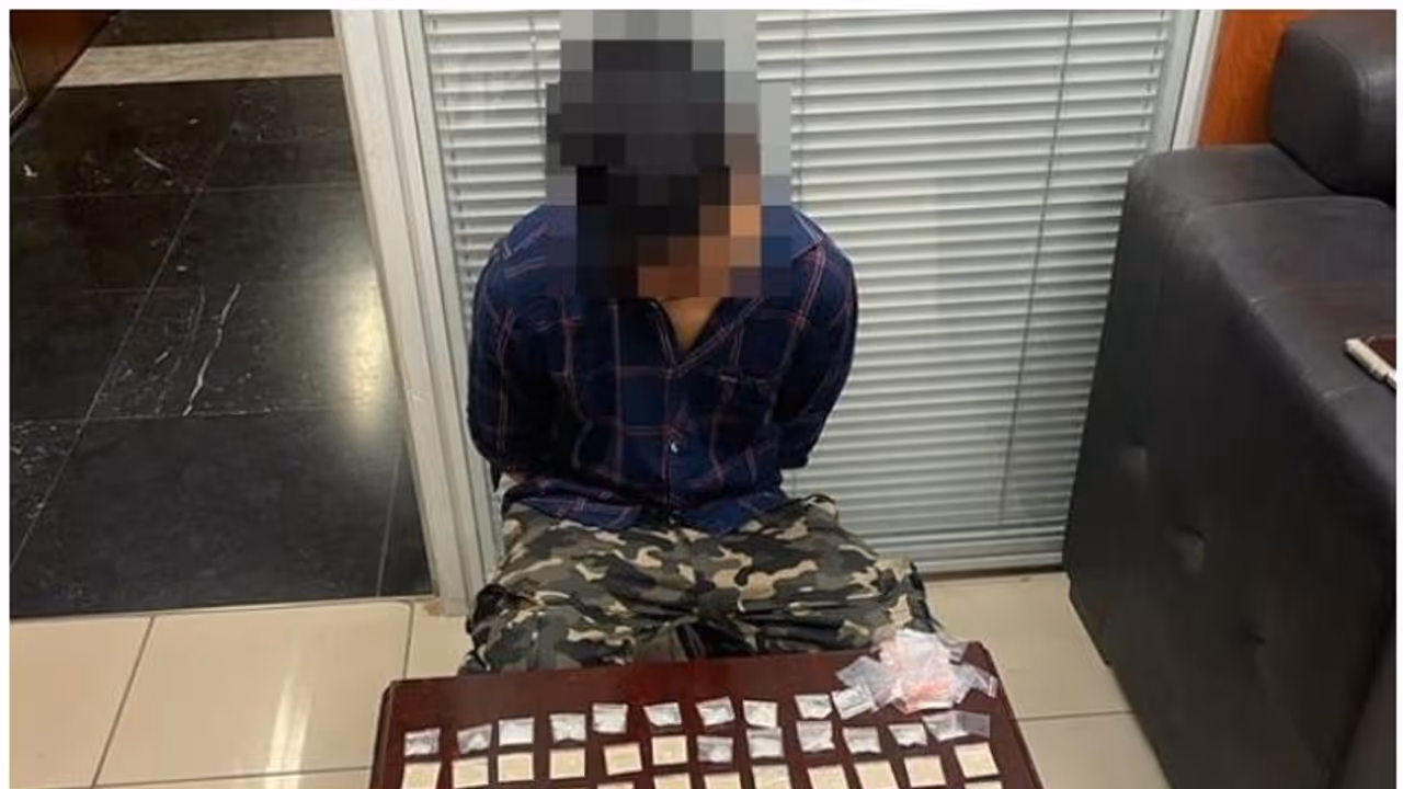 അര കിലോ ഹെറോയിനുമായി പ്രവാസി ഇന്ത്യക്കാരന് പൊലീസിന്റെ പിടിയിലായി അര കിലോ ഹെറോയിനുമായി പ്രവാസി ഇന്ത്യക്കാരന് പൊലീസിന്റെ പിടിയിലായി