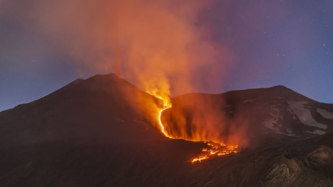 Mount Etna Eruption: இத்தாலியில் தீப்பிழப்பைக் கக்கும் மவுண்ட் எட்னா! எரிமலை வெடிப்பால் விமானங்கள் ரத்து