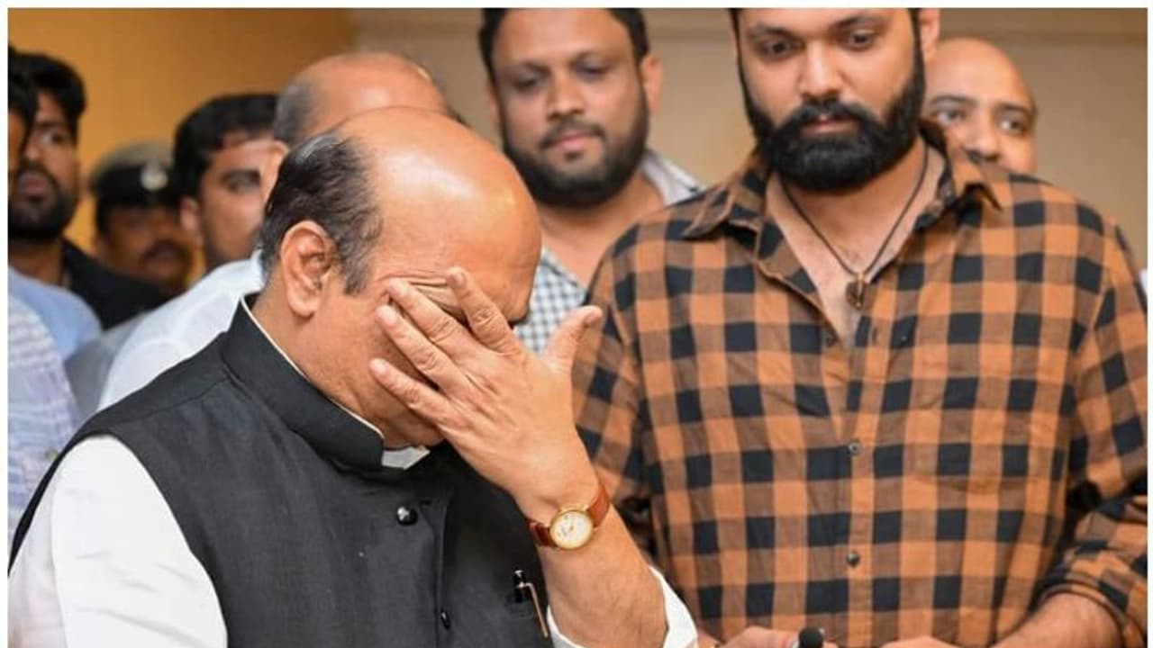 సినిమా చూసి కన్నీటి పర్యంతమైన సీఎం బసవరాజు బొమ్మై.. ఎందుకో తెలుసా? సినిమా చూసి కన్నీటి పర్యంతమైన సీఎం బసవరాజు బొమ్మై.. ఎందుకో తెలుసా?