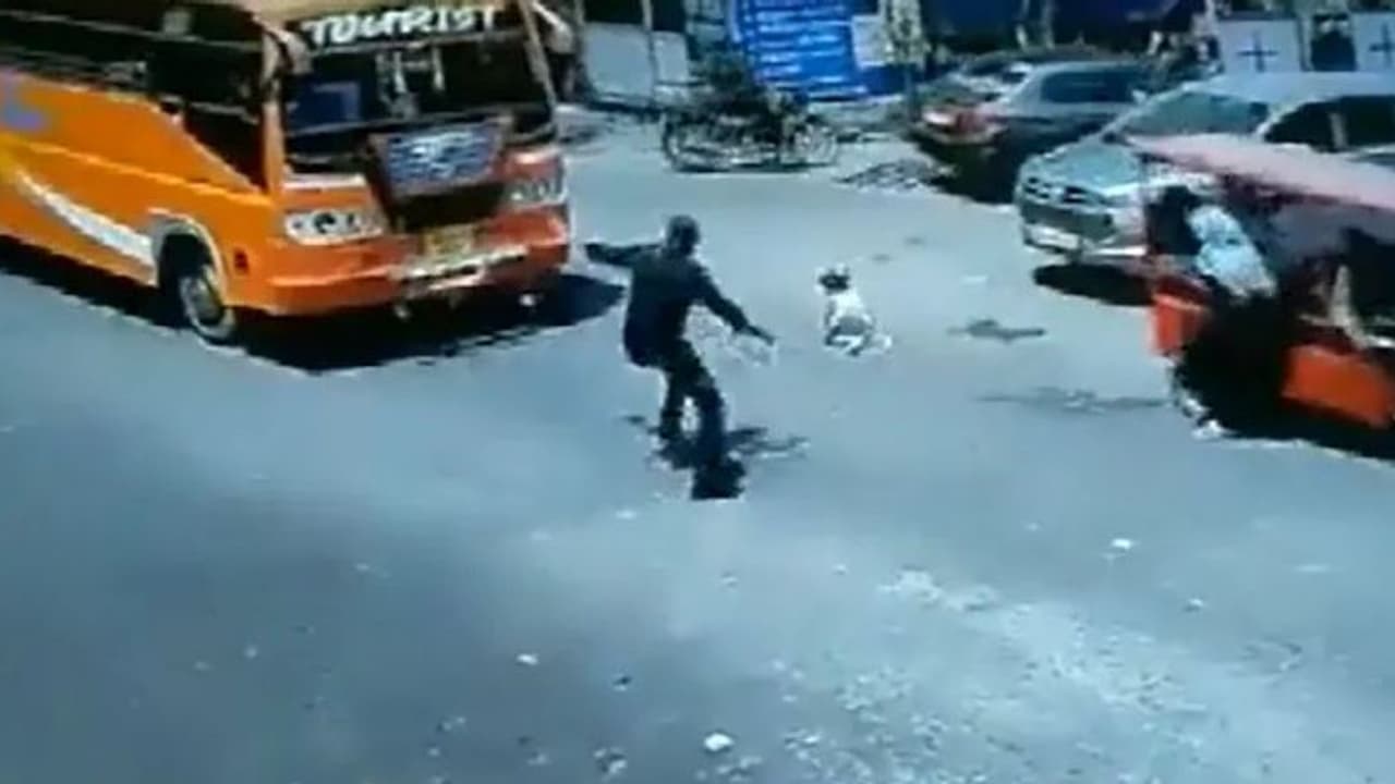 भारी यातायात के बीच सिपाही ने जान खतरे में डालकर बचाई मासूम की जान, मां की गोद से छिटककर गिरी थी बच्ची भारी यातायात के बीच सिपाही ने जान खतरे में डालकर बचाई मासूम की जान, मां की गोद से छिटककर गिरी थी बच्ची