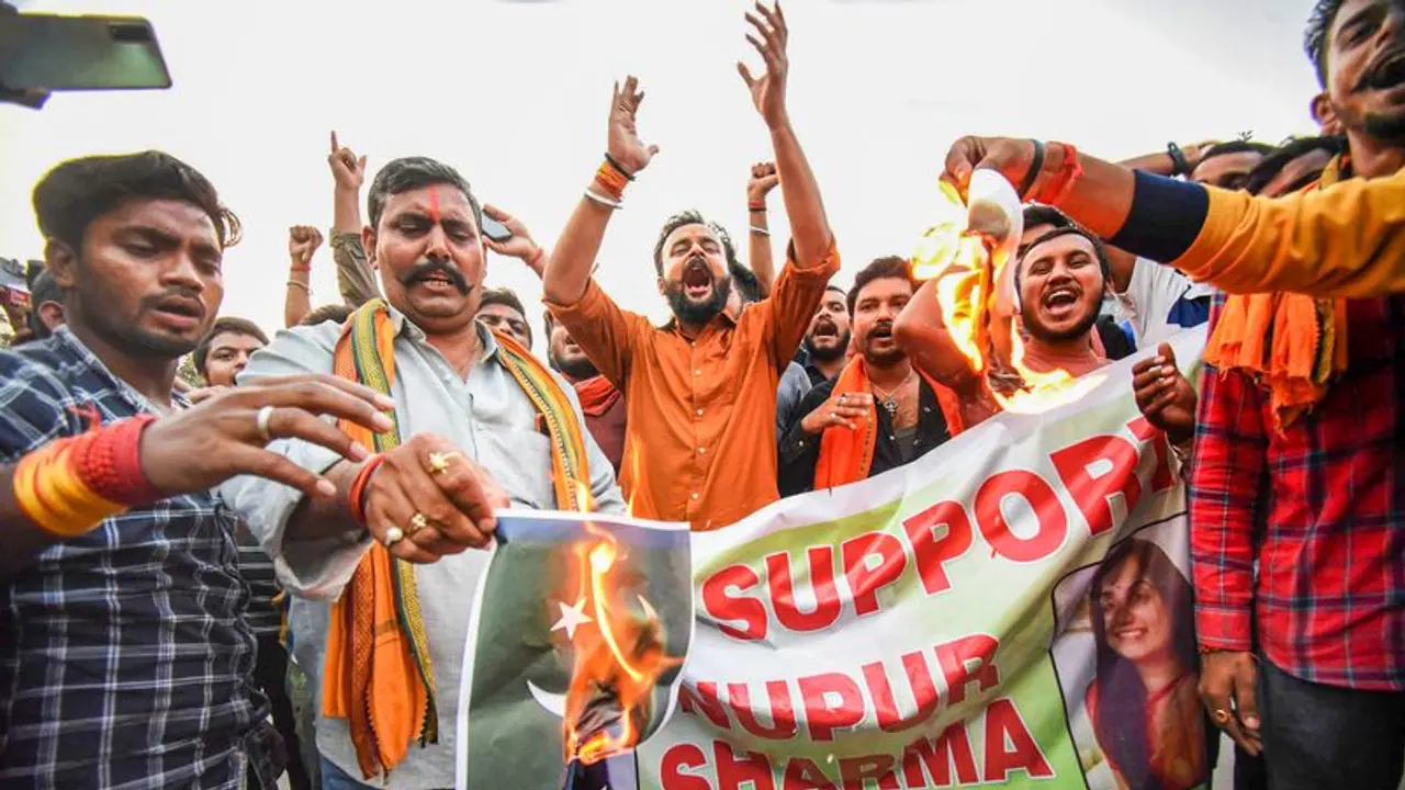 Nupur Sharma Comment Row: नुपूर शर्मा के पक्ष में उतरे हिंदू संगठन, देशभर में कुछ इस तरह करेंगे विरोध प्रदर्शन Nupur Sharma Comment Row: नुपूर शर्मा के पक्ष में उतरे हिंदू संगठन, देशभर में कुछ इस तरह करेंगे विरोध प्रदर्शन