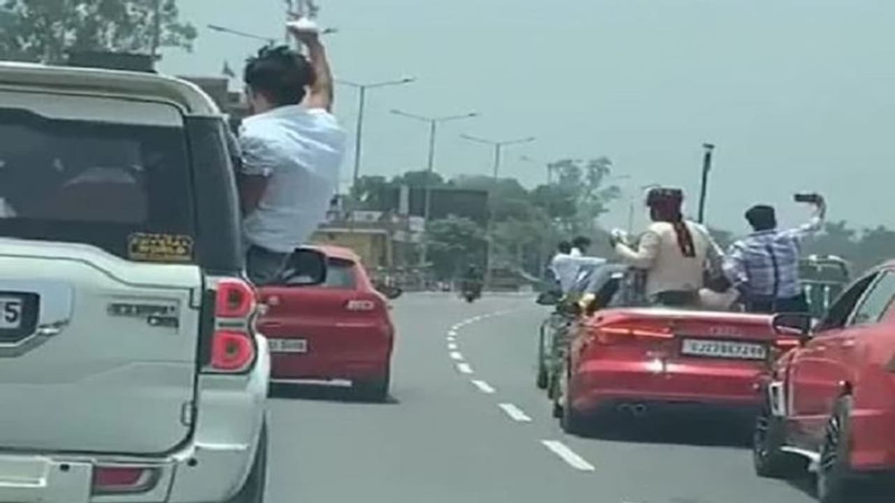 मुजफ्फरनगर: बारात के साथ सेल्फी पड़ी दूल्हे को भारी, पुलिस ने भेजा 2 लाख का चालान मुजफ्फरनगर: बारात के साथ सेल्फी पड़ी दूल्हे को भारी, पुलिस ने भेजा 2 लाख का चालान