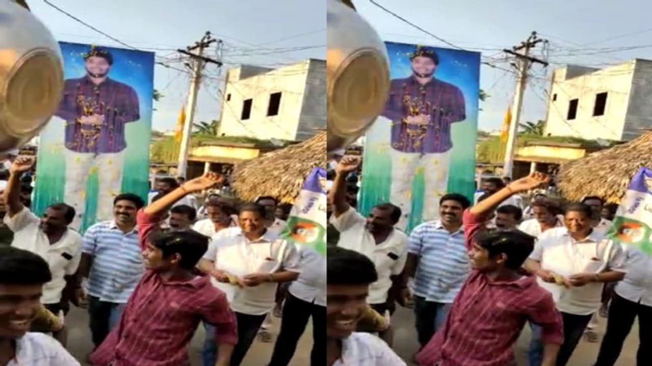 అల్లూరి జిల్లాలో అనంత బాబు ప్లెక్సీకి ఊరేగింపు, పాలాభిషేకం... నారా లోకేష్ సీరియస్