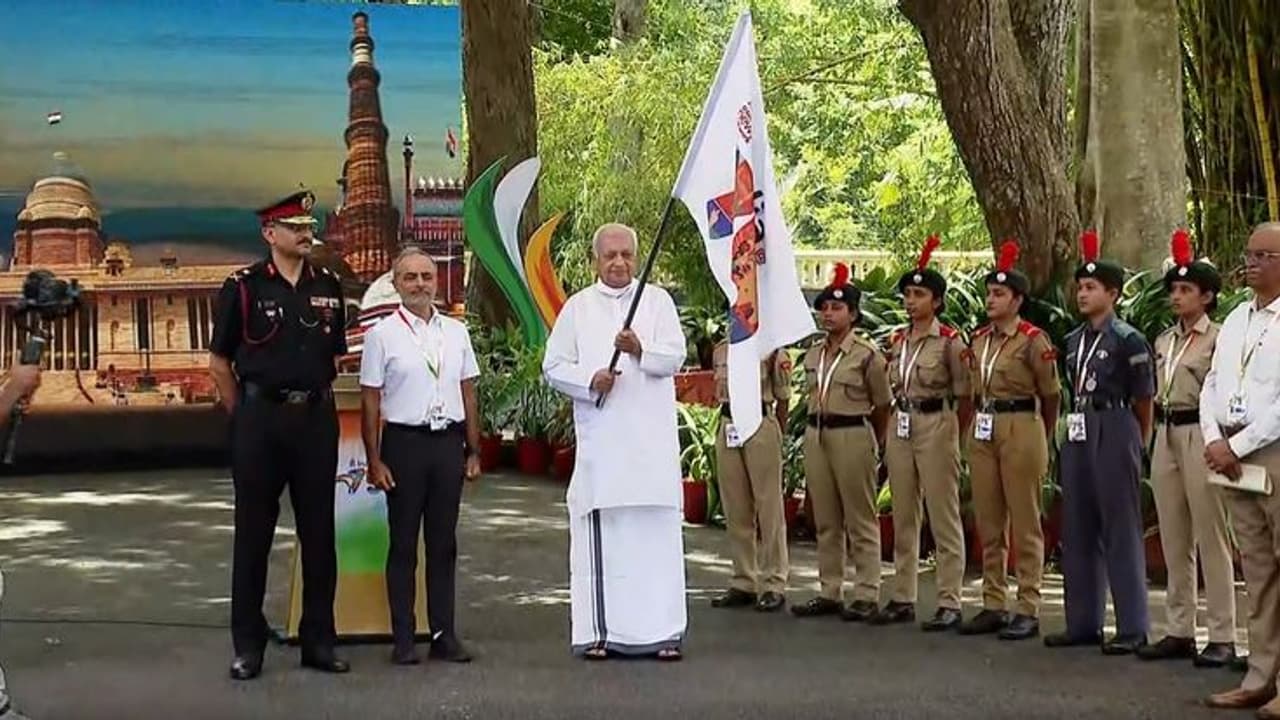 ஏசியாநெட் நியூஸ் மற்றும் என்சிசி இணைந்து வஜ்ர யாத்திரை… தொடங்கி வைத்தார் கேரளா ஆளுநர் ஆரிப் முகமது கான்!!