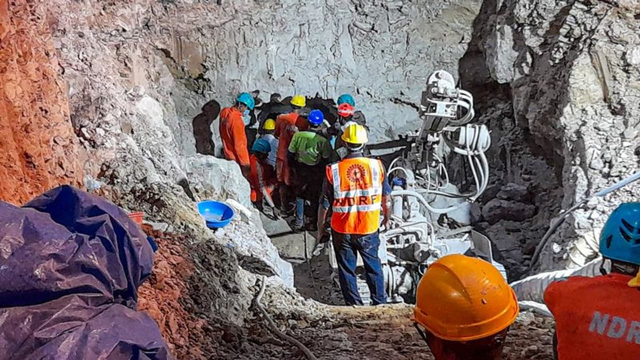 104 மணி நேரங்கள்... 500 பேரின் உழைப்பு... ஆழ்துளை கிணற்றில் இருந்து 11 வயது சிறுவன் மீட்கப்பட்டது எப்படி?