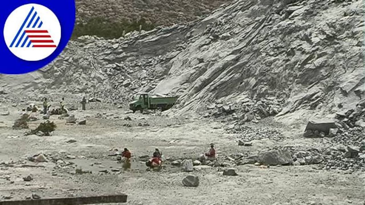 Kolar: ಅಮಾಯಕರ ಪ್ರಾಣದ ಜತೆ ಚೆಲ್ಲಾಟ: ಜಿಲೆಟಿನ್ ಕಡ್ಡಿ ಬಳಸಿ ಬೃಹತ್ ಬಂಡೆಗಳ ಸ್ಫೋಟ..!