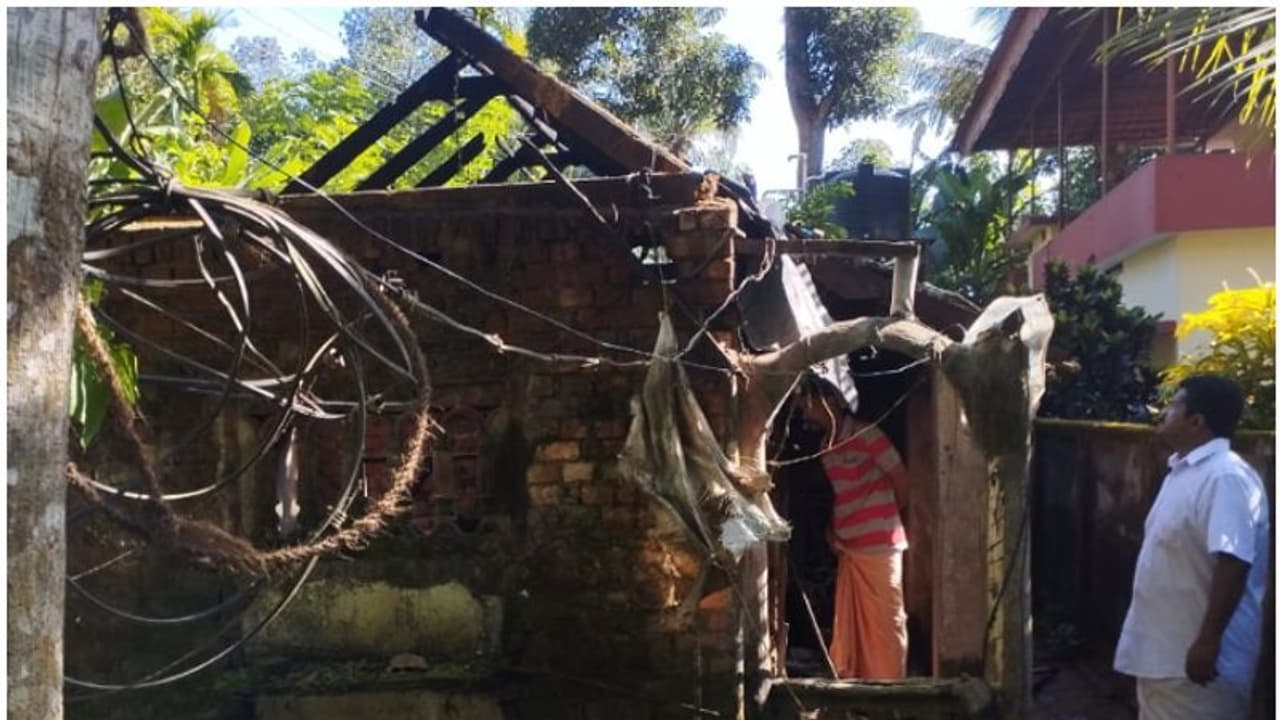 അടുപ്പിൽ നിന്ന് പടുതയിലേക്ക് തീ പട‌ർന്നു; വീടാകെ അ​ഗ്നിക്കിരയായി, ഒഴിവായത് വൻ ദുരന്തം