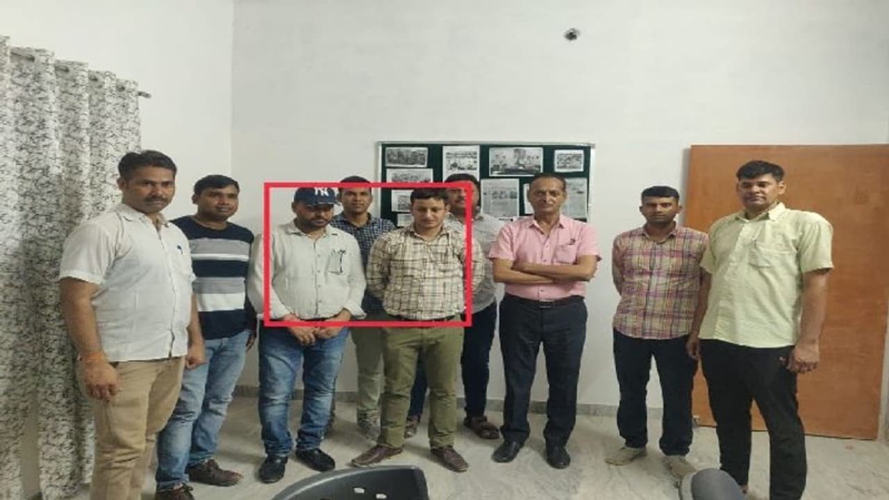 अलवर के CGST के सुपरिटेंडेंट व इंस्पेक्टर 4 लाख की रिश्वत राशि के साथ भरतपुर से गिरफ्तार, एसीबी की कार्रवाई अलवर के CGST के सुपरिटेंडेंट व इंस्पेक्टर 4 लाख की रिश्वत राशि के साथ भरतपुर से गिरफ्तार, एसीबी की कार्रवाई