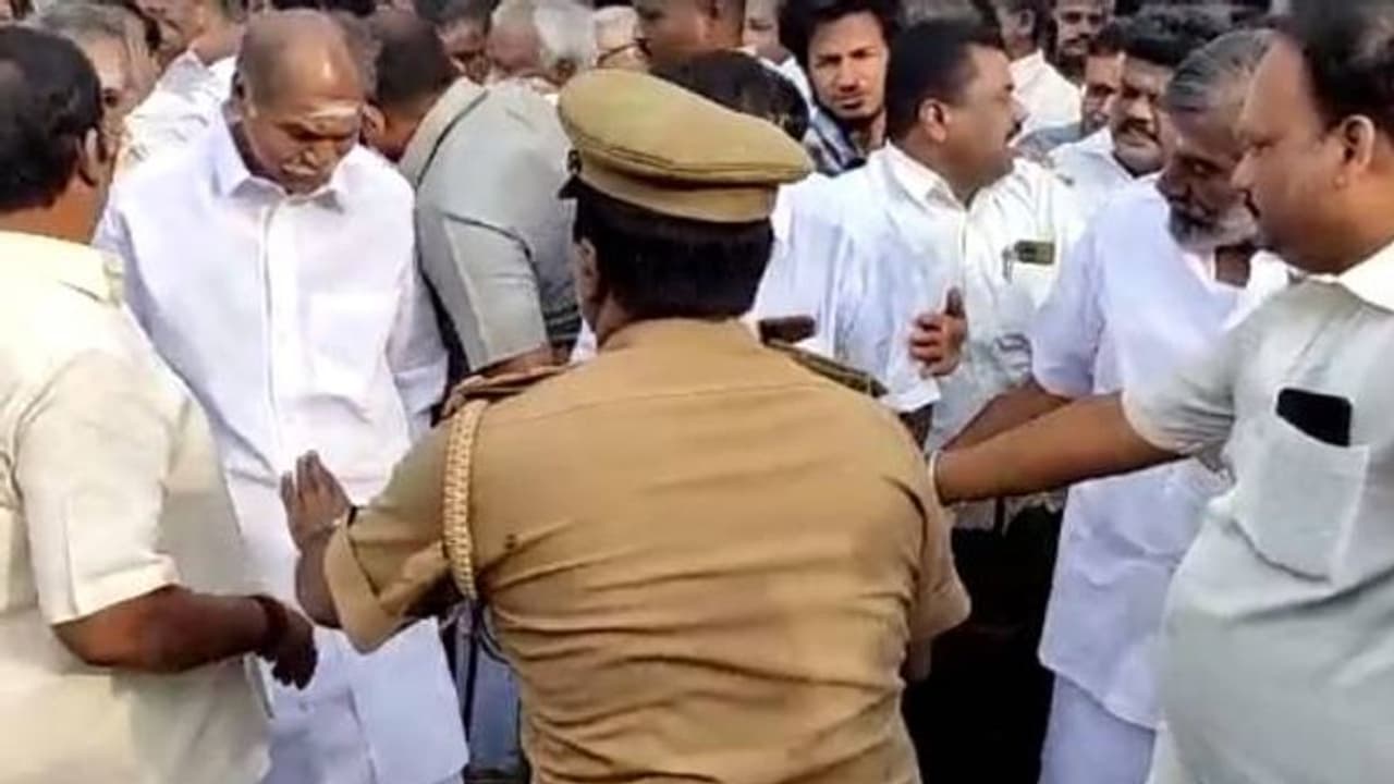 புதுச்சேரி முதல்வரை தள்ளிவிட்ட பாதுகாவலர்... அடுத்து நடந்தது என்ன? புதுச்சேரி முதல்வரை தள்ளிவிட்ட பாதுகாவலர்... அடுத்து நடந்தது என்ன?