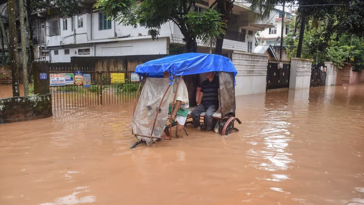Monsoon Alert: असम में फिर भारी बारिश का अलर्ट, जानिए किन राज्यों में रहेगा लू का असर Monsoon Alert: असम में फिर भारी बारिश का अलर्ट, जानिए किन राज्यों में रहेगा लू का असर