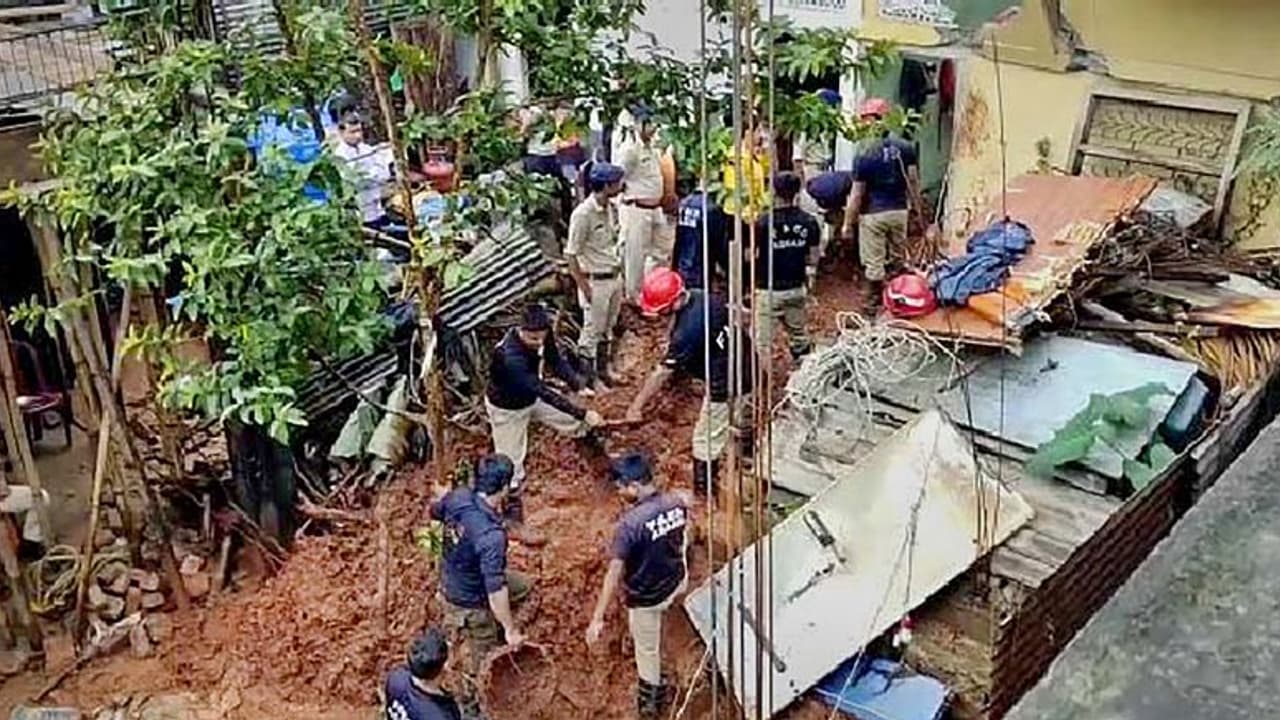 నల్గొండలో వర్ష బీభత్సం... గోడకూలి నిద్రలోనే తల్లీకూతురు దుర్మరణం నల్గొండలో వర్ష బీభత్సం... గోడకూలి నిద్రలోనే తల్లీకూతురు దుర్మరణం