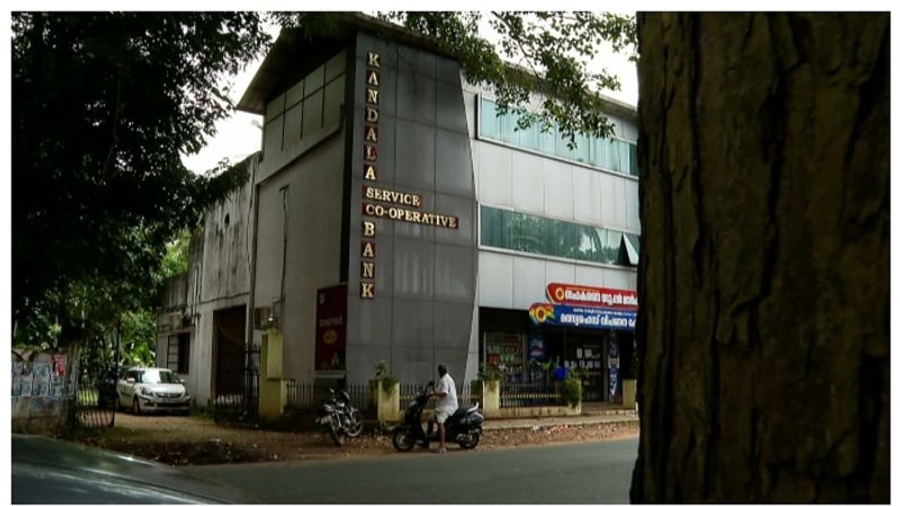 100 കോടി രൂപയുടെ ക്രമക്കേട് കണ്ടെത്തിയ കണ്ടല ബാങ്കില് അനധികൃത നിയമനങ്ങളും: 31 പേരെ അനധികൃതമായി നിയമിച്ചു 100 കോടി രൂപയുടെ ക്രമക്കേട് കണ്ടെത്തിയ കണ്ടല ബാങ്കില് അനധികൃത നിയമനങ്ങളും: 31 പേരെ അനധികൃതമായി നിയമിച്ചു