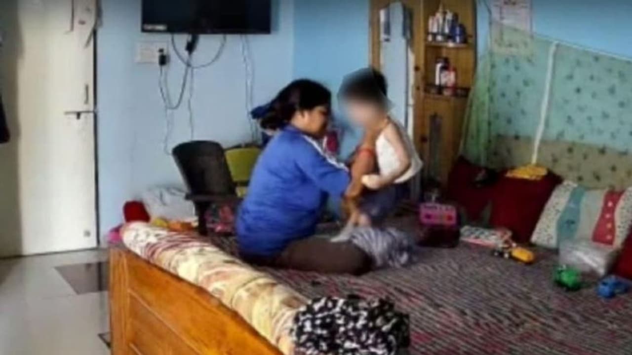 ऐसी आया से सावधान: 2 साल के बच्चे को देती थर्ड डिग्री, दंपत्ति के जाते ही करती हैवानियत, रूह कंपा देगी करतूत ऐसी आया से सावधान: 2 साल के बच्चे को देती थर्ड डिग्री, दंपत्ति के जाते ही करती हैवानियत, रूह कंपा देगी करतूत