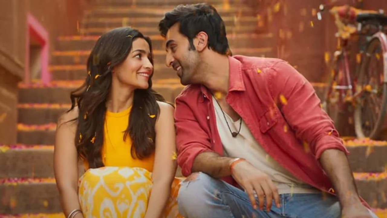 Brahmastra Trailer: सारे अस्त्रों के देवता की कहानी है 'ब्रह्मास्त्र', रोमांटिक दिखे रणबीर आलिया 