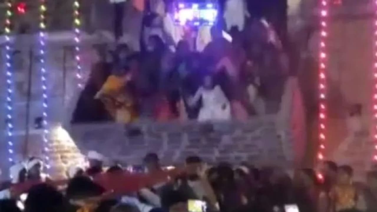 बिहार में दिल दहला देने वाला हादसा: दूल्हा दु्ल्हन डालने वाले थे जयमाला, तभी भरभराकर गिरा घर का छज्जा बिहार में दिल दहला देने वाला हादसा: दूल्हा दु्ल्हन डालने वाले थे जयमाला, तभी भरभराकर गिरा घर का छज्जा