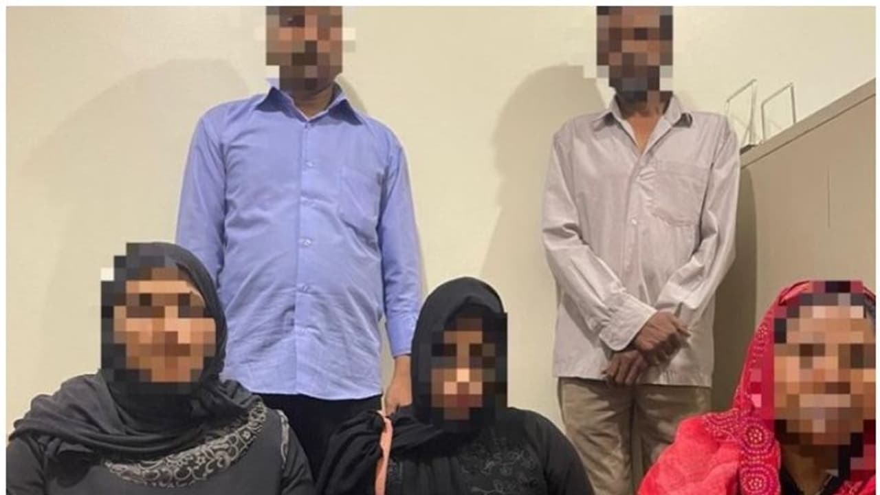 അനാശാസ്യ പ്രവർത്തനം; പരിശോധനയ്ക്കിടെ പ്രവാസികള് അറസ്റ്റില് അനാശാസ്യ പ്രവർത്തനം; പരിശോധനയ്ക്കിടെ പ്രവാസികള് അറസ്റ്റില്