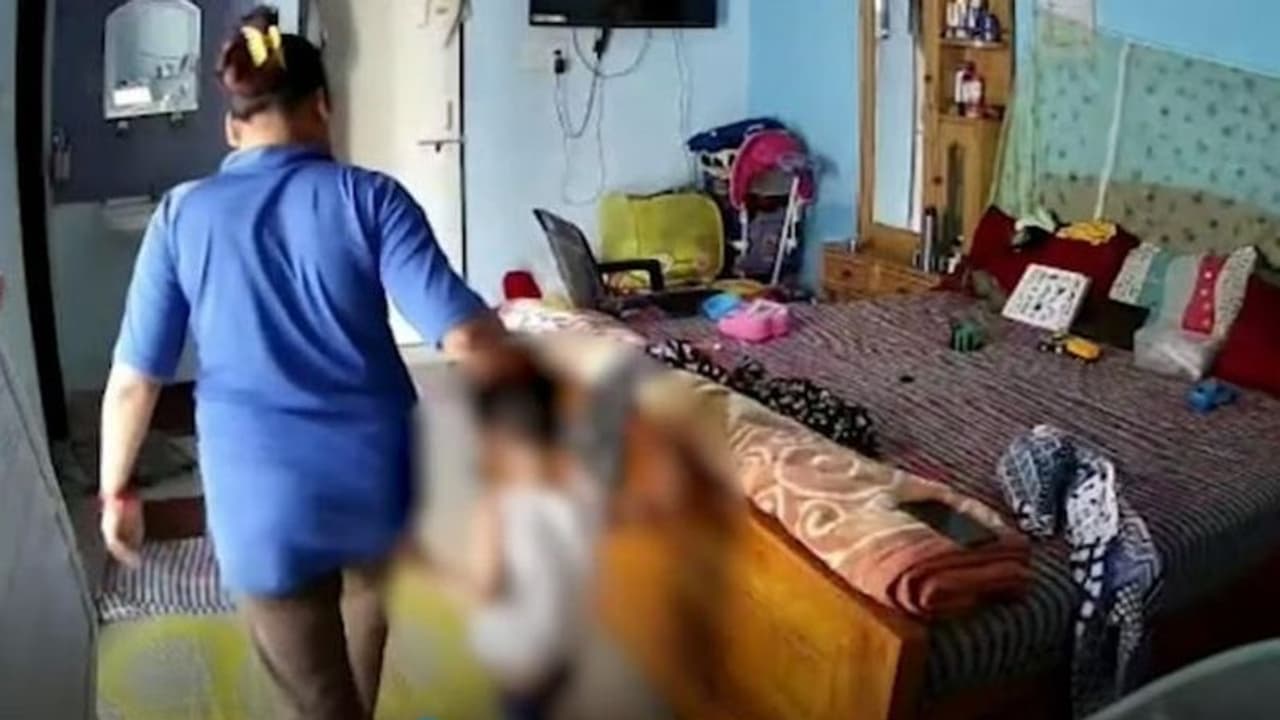 ಕೆಲಸದವರೊಂದಿಗೆ ನಮ್ಮ ಮಕ್ಕಳೆಷ್ಟು ಸೇಫ್? ಮಗುವನ್ನು ಅಮಾನುಷವಾಗಿ ಥಳಿಸಿದ ಕೆಲಸದಾಕೆ