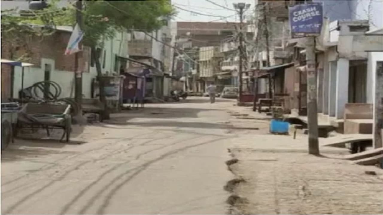 प्रयागराज हिंसा में शासन और प्रशासन के बाद इस विभाग ने उपद्रवियों पर कसा शिकंजा, जानिए क्या है पूरा प्रकरण प्रयागराज हिंसा में शासन और प्रशासन के बाद इस विभाग ने उपद्रवियों पर कसा शिकंजा, जानिए क्या है पूरा प्रकरण