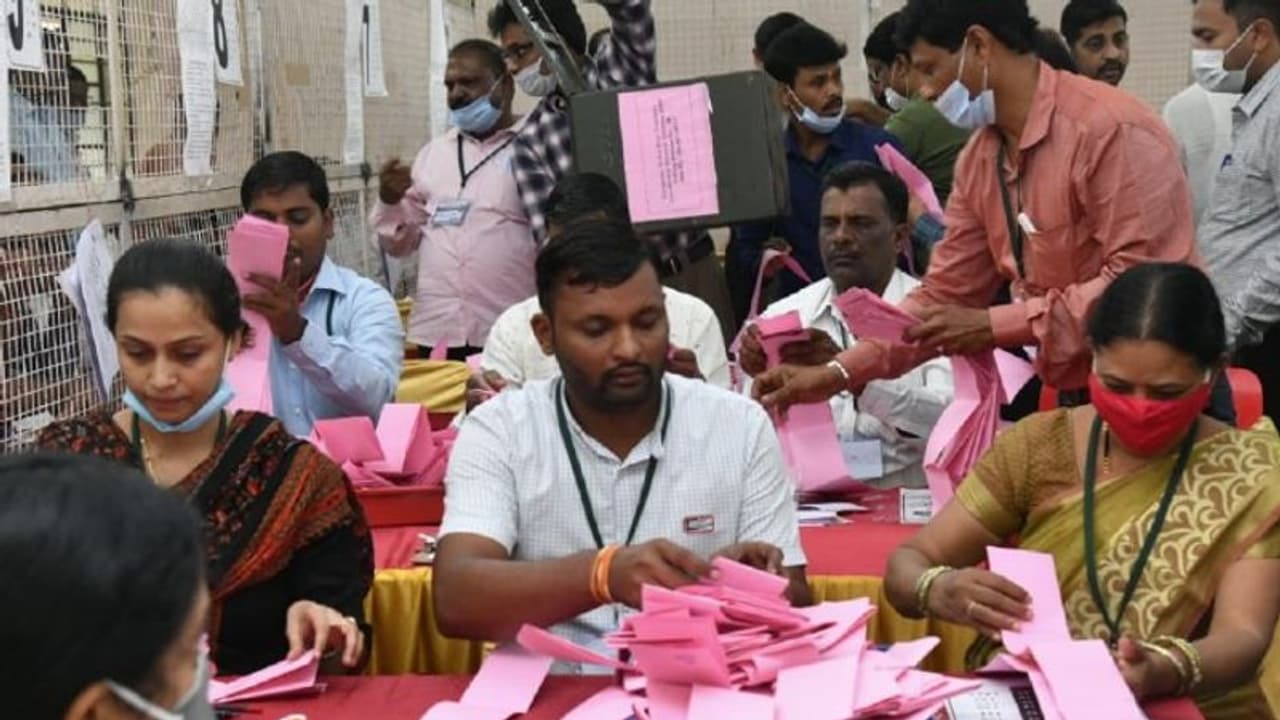 Karnataka MLC Election Results: ವಾಯುವ್ಯ ಶಿಕ್ಷಕರ ಮತಕ್ಷೇತ್ರದ ಮತಪೆಟ್ಟಿಗೆಯಲ್ಲಿ ಹೆಚ್ಚುವರಿ 6 ಮತಗಳು! Karnataka MLC Election Results: ವಾಯುವ್ಯ ಶಿಕ್ಷಕರ ಮತಕ್ಷೇತ್ರದ ಮತಪೆಟ್ಟಿಗೆಯಲ್ಲಿ ಹೆಚ್ಚುವರಿ 6 ಮತಗಳು!