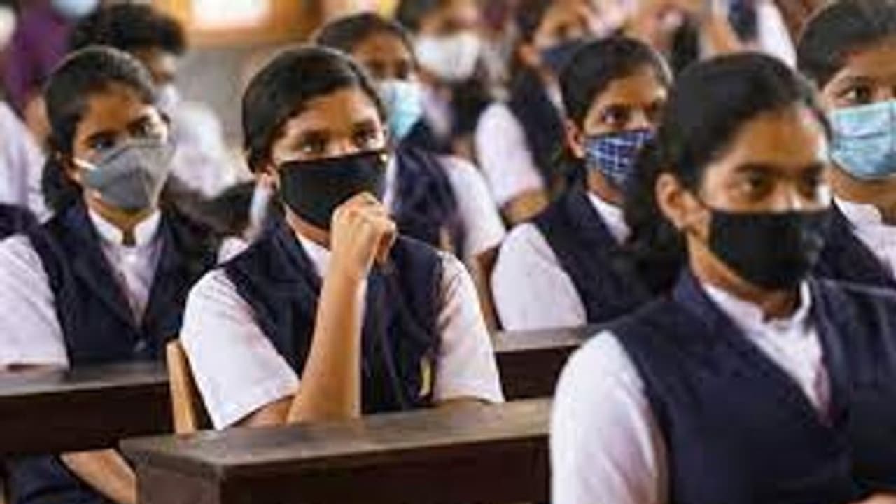 பள்ளி மாணவர்களுக்கு பரவும் கொரோனா.. அதிர்ச்சியில் பெற்றோர்.. 31 மாணவர்களுக்கு தொற்று பாதிப்பு.. பள்ளி மாணவர்களுக்கு பரவும் கொரோனா.. அதிர்ச்சியில் பெற்றோர்.. 31 மாணவர்களுக்கு தொற்று பாதிப்பு..