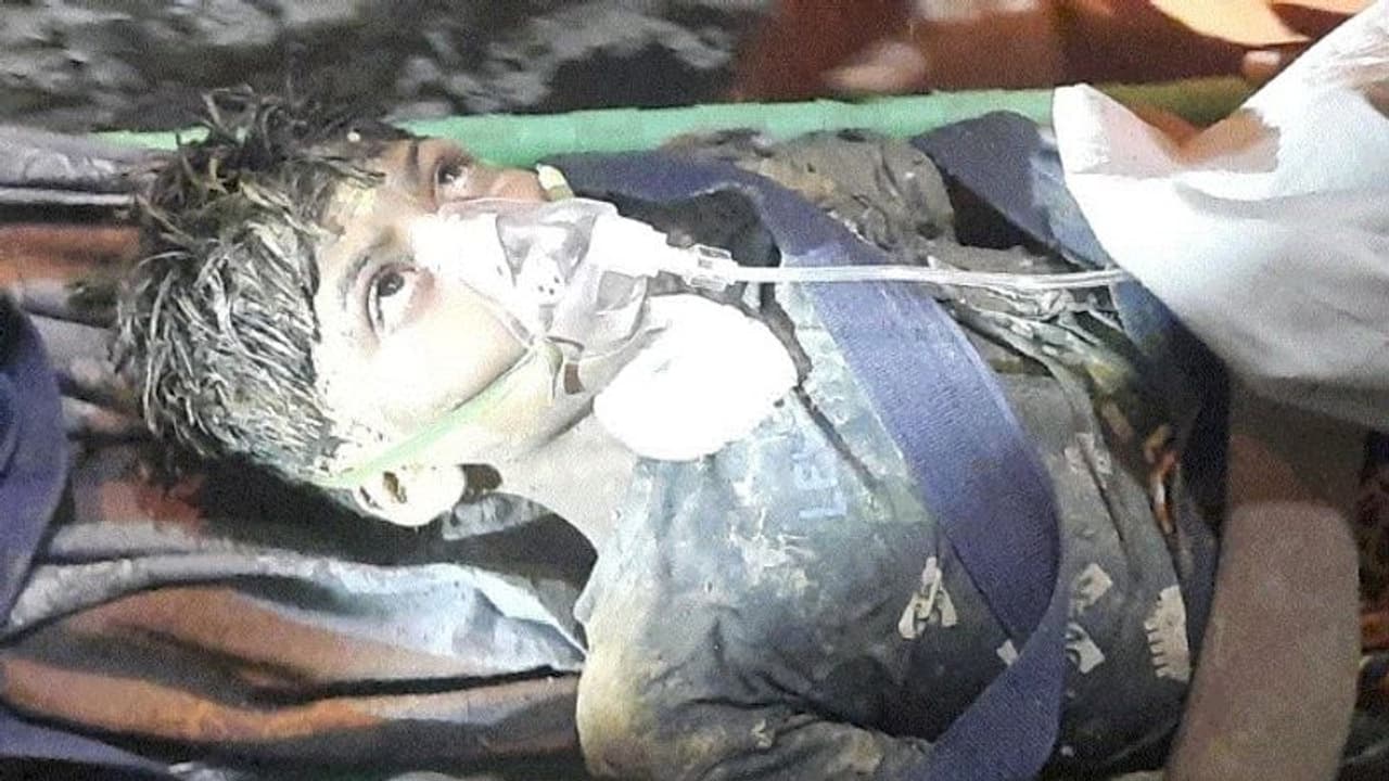  ১০৪ ঘন্টা ৮০ ফুট কুয়োর নীচে সাপ ব্যাঙের সঙ্গে বিস্ময় বালক, রাহলকে উদ্ধার করল এনডিআরএফ 