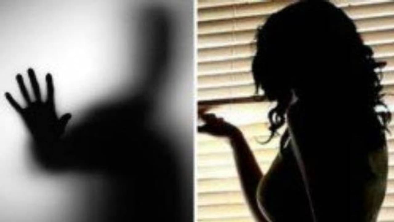  பெண்கள் விடுதியில் குளியல் அறைக்குள் நுழைந்த இளைஞன்.. பிறகு நடந்த படு பயங்கர சம்பவம்.. 