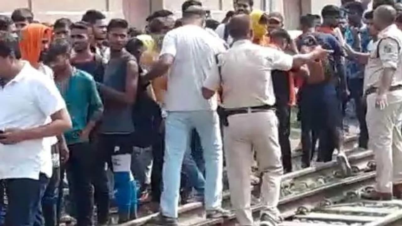 अग्निपथ योजना पर बिहार में बवाल, युवाओं ने ट्रेने रोकी आगजनी के साथ की तोड़फोड़, मोदी सरकार से की ये मांग अग्निपथ योजना पर बिहार में बवाल, युवाओं ने ट्रेने रोकी आगजनी के साथ की तोड़फोड़, मोदी सरकार से की ये मांग