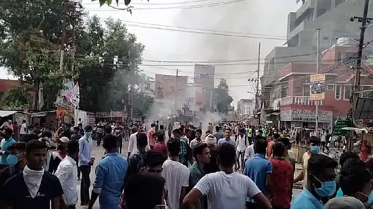 Agnipath : అగ్నిపథ్ స్కీమ్ పై డిఫెన్స్ ఉద్యోగార్ధుల నిరసన.. బీహార్, యూపీలో ఆందోళనలు Agnipath : అగ్నిపథ్ స్కీమ్ పై డిఫెన్స్ ఉద్యోగార్ధుల నిరసన.. బీహార్, యూపీలో ఆందోళనలు