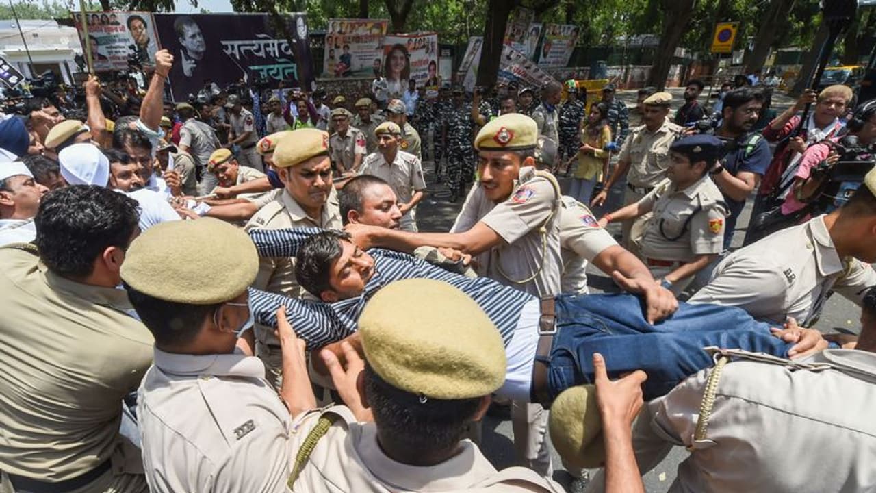 ಕಾಂಗ್ರೆಸ್ ಕಾರ್ಯಕರ್ತರ ಮೇಲೆ ಪೊಲೀಸರ ಅಮಾನವೀಯ ವರ್ತನೆ: ಬಿರ್ಲಾ, ನಾಯ್ಡುಗೆ ಕಾಂಗ್ರೆಸ್ ದೂರು ಕಾಂಗ್ರೆಸ್ ಕಾರ್ಯಕರ್ತರ ಮೇಲೆ ಪೊಲೀಸರ ಅಮಾನವೀಯ ವರ್ತನೆ: ಬಿರ್ಲಾ, ನಾಯ್ಡುಗೆ ಕಾಂಗ್ರೆಸ್ ದೂರು