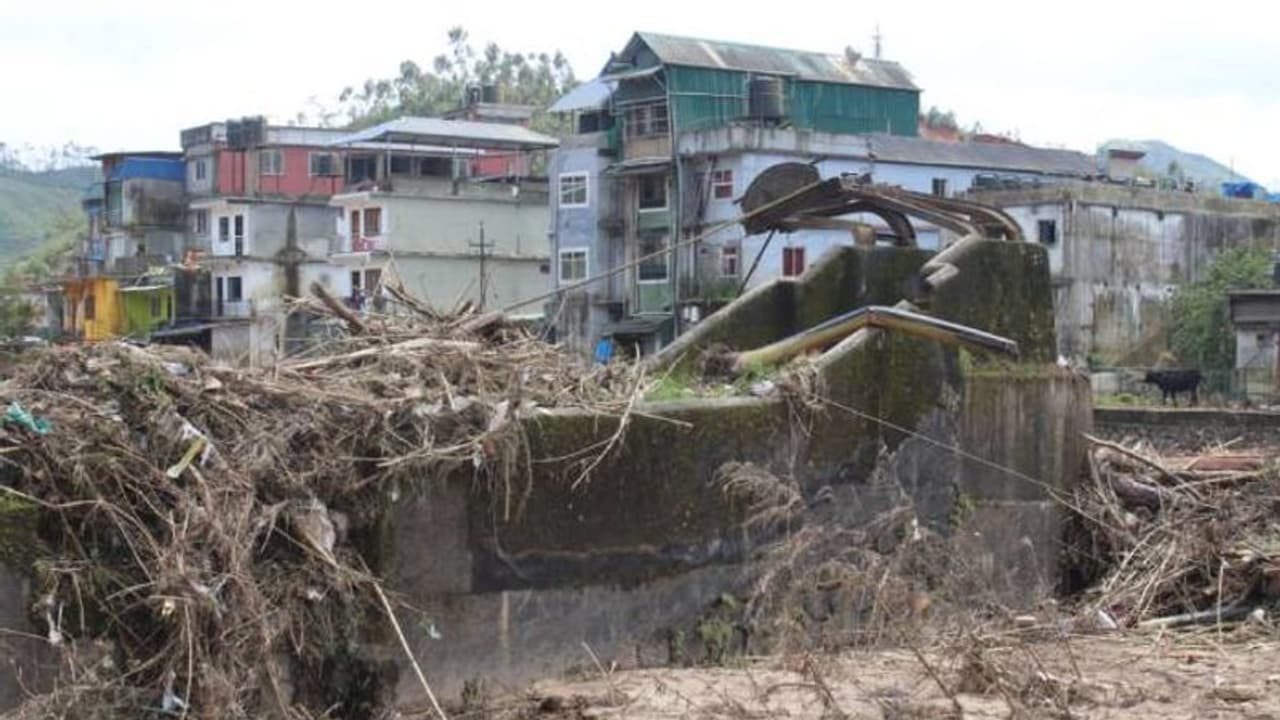 പ്രളയത്തിൽ തകർന്ന മൂന്നാറിലെ തൂക്കുപാലങ്ങൾ പുനർനിർമ്മിച്ചില്ല, വിദ്യാർത്ഥികളടക്കം യാത്രാ ദുരിതത്തിൽ