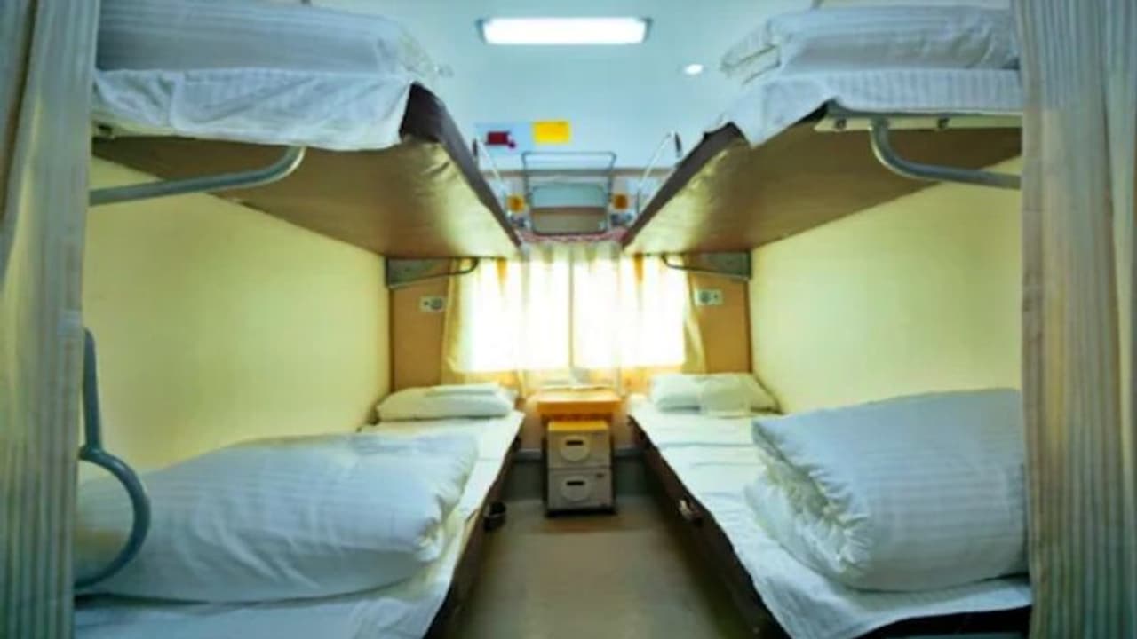 Train की AC बोगियों में दिया जाने लगा है बेडरोल 1296 ट्रेनों में शुरू हुई सुविधा, 1 क्लिक में जानें डिटेल