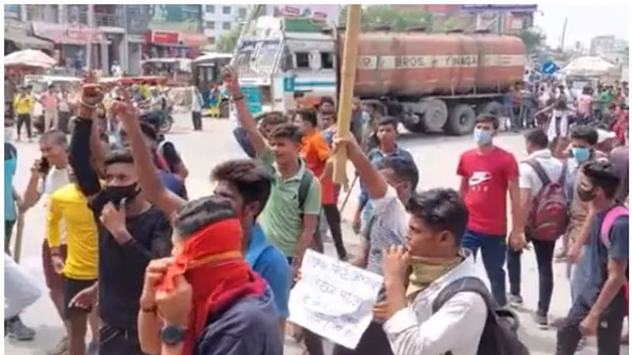  'സ്ഥിര ജോലിക്കുള്ള അവസരം നഷ്ടമാകും'; അഗ്നിപഥ് പദ്ധതിക്കെതിരെ ബിഹാറിൽ പ്രതിഷേധം; ടയറുകള്‍ കത്തിച്ചു