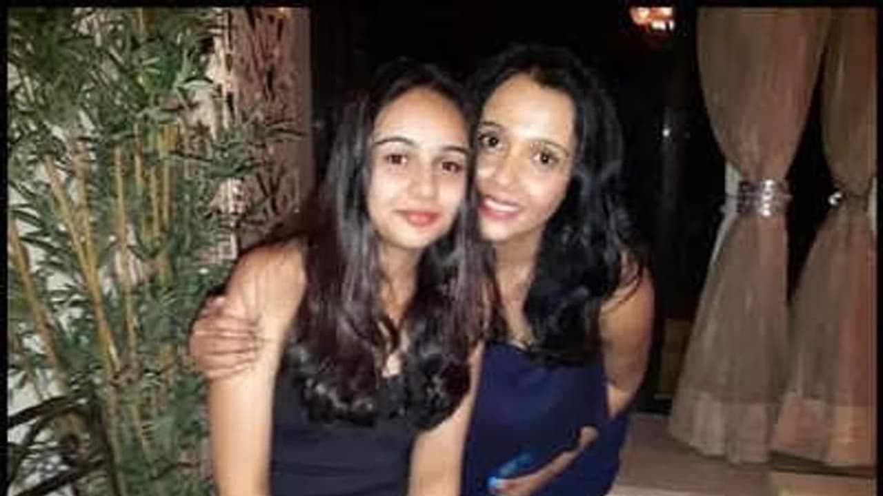 பெற்ற தாயை டேட்டிங் செல்ல சொல்லி டார்ச்சர் செய்த மகள்.. உண்மையை உடைத்த பிரபல நடிகை. பெற்ற தாயை டேட்டிங் செல்ல சொல்லி டார்ச்சர் செய்த மகள்.. உண்மையை உடைத்த பிரபல நடிகை.