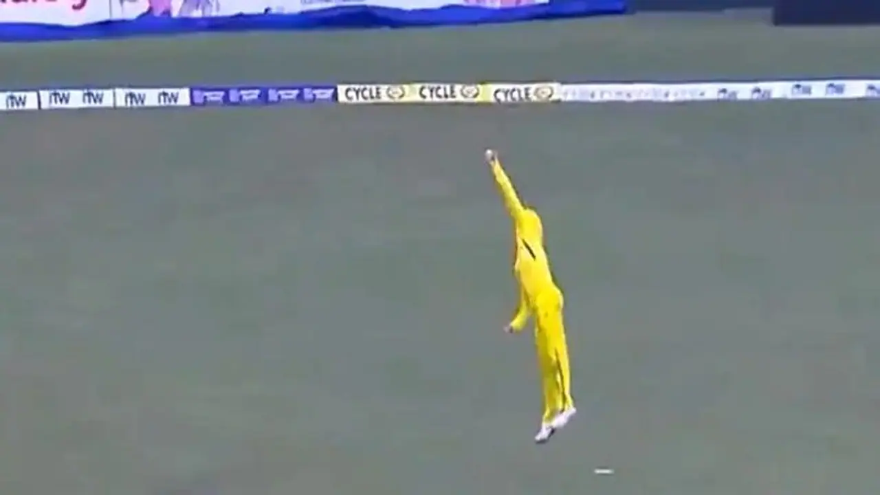 ഇങ്ങനെയൊക്കെ ക്യാച്ചെടുത്താല് ആരും തലയില് കൈവെച്ചുപോകും, കാണാം വാര്ണറുടെ അത്ഭുത ക്യാച്ച് ഇങ്ങനെയൊക്കെ ക്യാച്ചെടുത്താല് ആരും തലയില് കൈവെച്ചുപോകും, കാണാം വാര്ണറുടെ അത്ഭുത ക്യാച്ച്