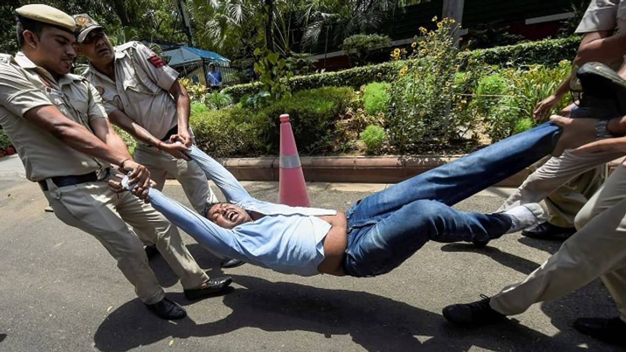 15 जून की 10 बड़ी खबरें: हत्याकांड में जज की बेटी गिरफ्तार, हिरासत में लिए गए 800 कांग्रेसी कार्यकर्ता 15 जून की 10 बड़ी खबरें: हत्याकांड में जज की बेटी गिरफ्तार, हिरासत में लिए गए 800 कांग्रेसी कार्यकर्ता