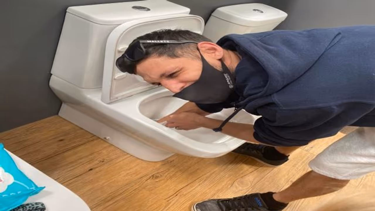 शोरूम में डिस्प्ले के लिए लगे टॉयलेट पॉट पर बच्चे ने की पॉटी, मैनेजर ने पिता से कहा हाथ से साफ करो शोरूम में डिस्प्ले के लिए लगे टॉयलेट पॉट पर बच्चे ने की पॉटी, मैनेजर ने पिता से कहा हाथ से साफ करो