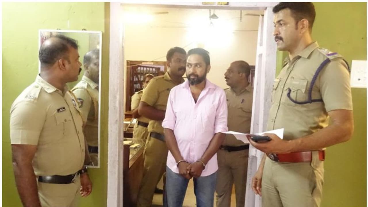 സ്കൂൾ യൂണിഫോം അളവെടുപ്പിനിടെ പെൺകുട്ടികളെ ശാരീരികമായി ഉപദ്രവിക്കാൻ ശ്രമം; കൊല്ലത്ത് തയ്യൽക്കാരൻ പിടിയിൽ സ്കൂൾ യൂണിഫോം അളവെടുപ്പിനിടെ പെൺകുട്ടികളെ ശാരീരികമായി ഉപദ്രവിക്കാൻ ശ്രമം; കൊല്ലത്ത് തയ്യൽക്കാരൻ പിടിയിൽ