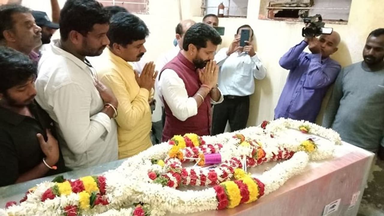 ಯೋಧ ಗಣೇಶ್ ಪಾರ್ಥೀವ ಶರೀರಕ್ಕೆ ಸಿ.ಟಿ.ರವಿ ಗೌರವ ನಮನ ಯೋಧ ಗಣೇಶ್ ಪಾರ್ಥೀವ ಶರೀರಕ್ಕೆ ಸಿ.ಟಿ.ರವಿ ಗೌರವ ನಮನ