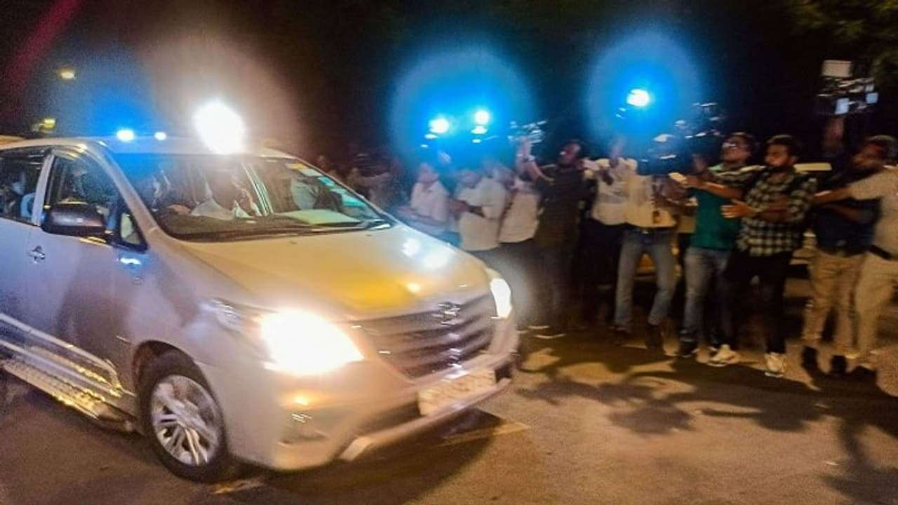 National Herald Case: राहुल गांधी से 3 दिन में 30 घंटे हुई पूछताछ, शुक्रवार को फिर जाना होगा ईडी ऑफिस National Herald Case: राहुल गांधी से 3 दिन में 30 घंटे हुई पूछताछ, शुक्रवार को फिर जाना होगा ईडी ऑफिस