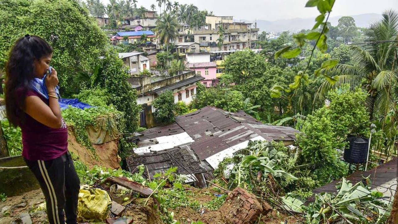 भारी बारिश से बैठा डर, असम और गुवाहाटी में फिर लैंडस्लाइड, IMD ने कहा अलर्ट रहें, स्कूल कॉलेज बंद