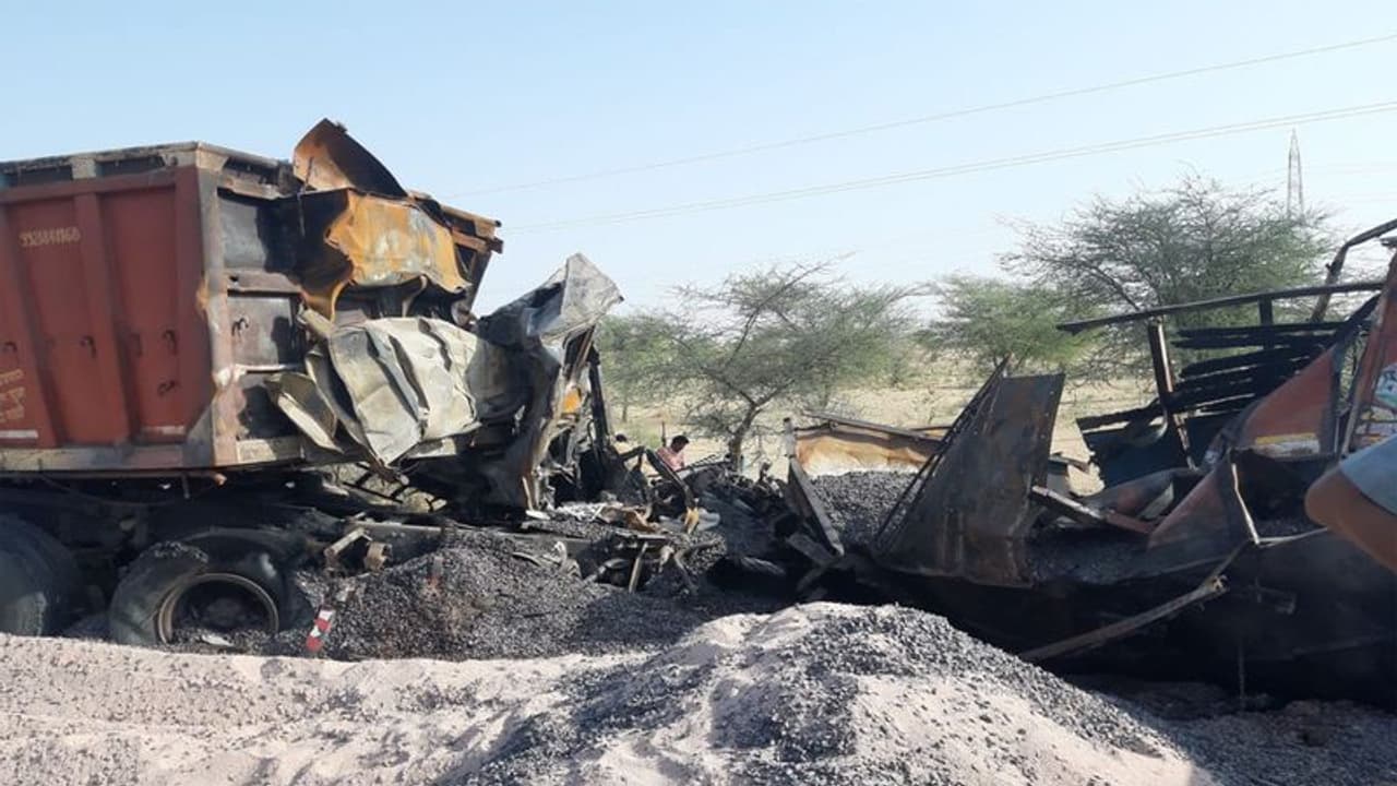 बीकानेर में ट्रक ट्रेलर की टक्कर से लगी भयानक आग, कबाड़ की तरह जिंदा जलकर मर गए ड्राइवर खलासी, देखते रह गए लोग बीकानेर में ट्रक ट्रेलर की टक्कर से लगी भयानक आग, कबाड़ की तरह जिंदा जलकर मर गए ड्राइवर खलासी, देखते रह गए लोग