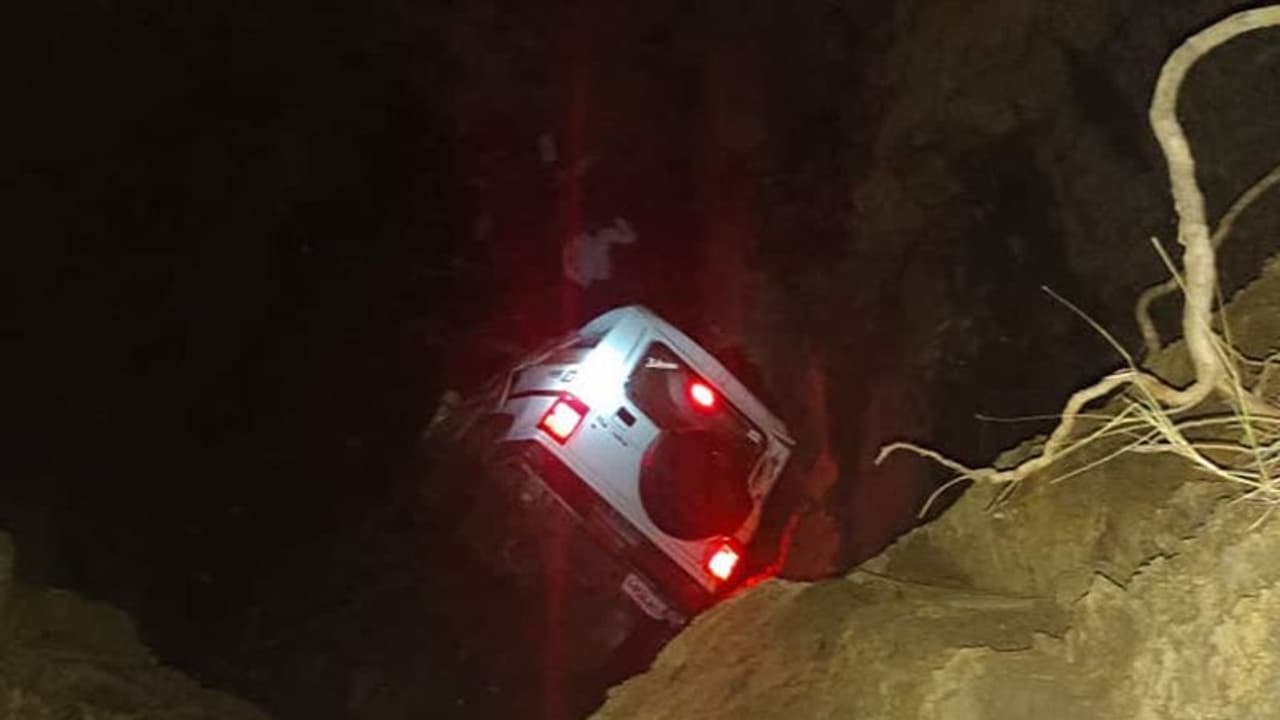 मध्य प्रदेश में बड़ा हादसा: बारातियों से भरी बोलेरो कुएं में जा गिरी, 7 लोगों की मौके पर ही मौत, कई गंभीर मध्य प्रदेश में बड़ा हादसा: बारातियों से भरी बोलेरो कुएं में जा गिरी, 7 लोगों की मौके पर ही मौत, कई गंभीर