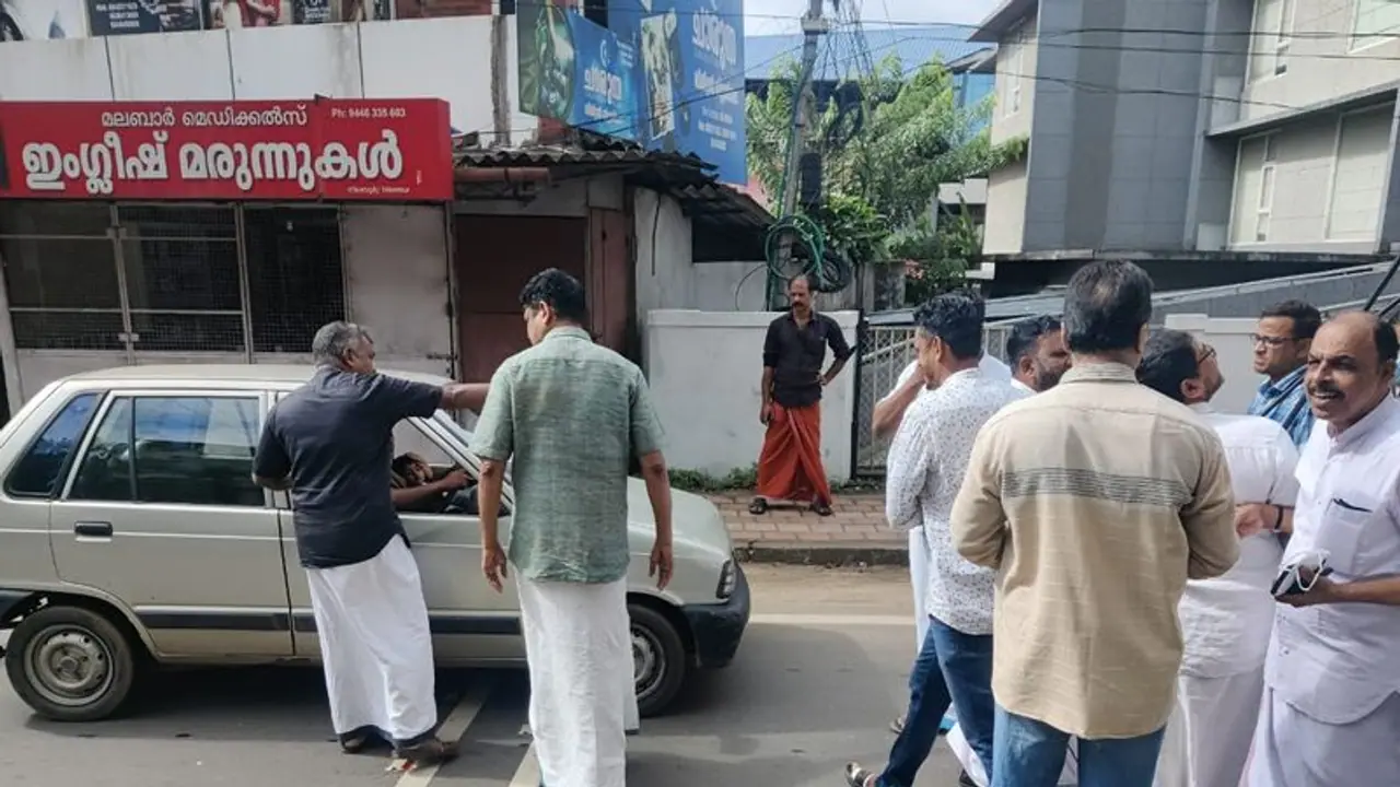  harthal:kerala news today:கேரளாவில் பிஎப்ஐ சார்பில் இன்று ஹர்தால்:பஸ்கள் மீது கல்வீச்சு: போஸீலார் எச்சரிக்கை