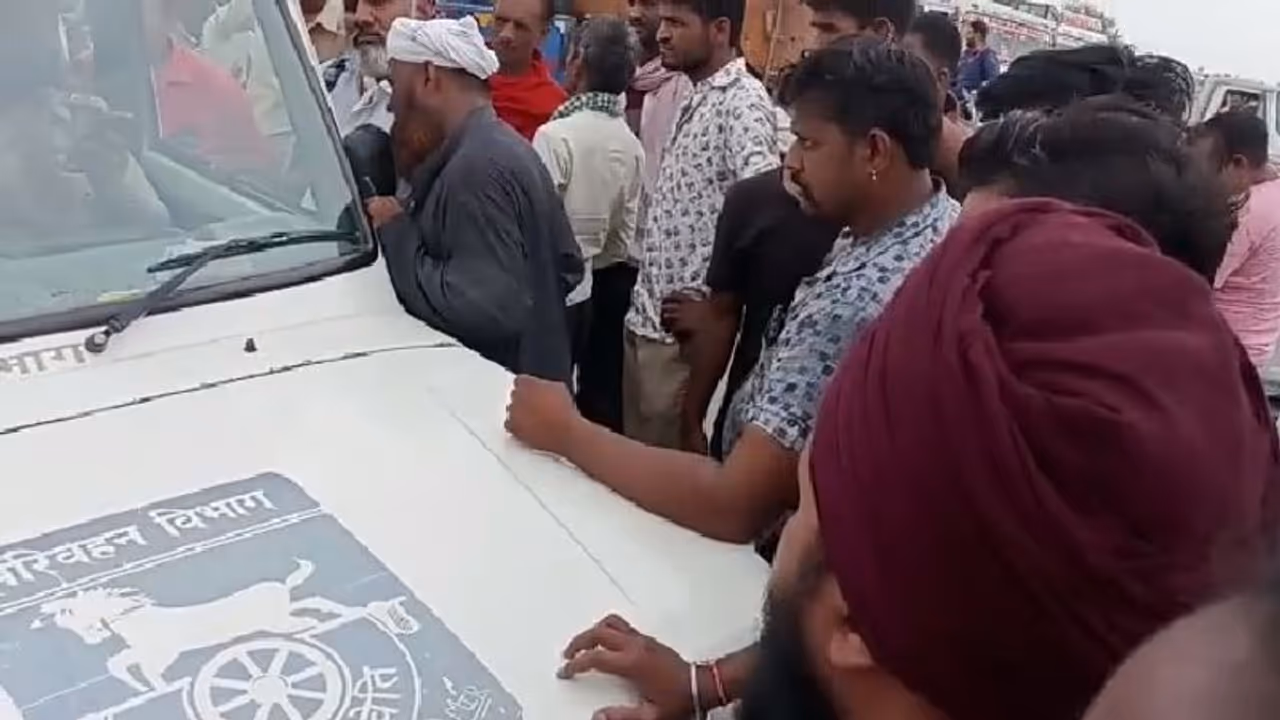 ट्रक ड्रायवर ने दी पांच सौ की एंट्री फीस फिर भी बना दिया 10 हजार का चालान, गुस्साएं चालक ने की गार्ड की पिटाई ट्रक ड्रायवर ने दी पांच सौ की एंट्री फीस फिर भी बना दिया 10 हजार का चालान, गुस्साएं चालक ने की गार्ड की पिटाई