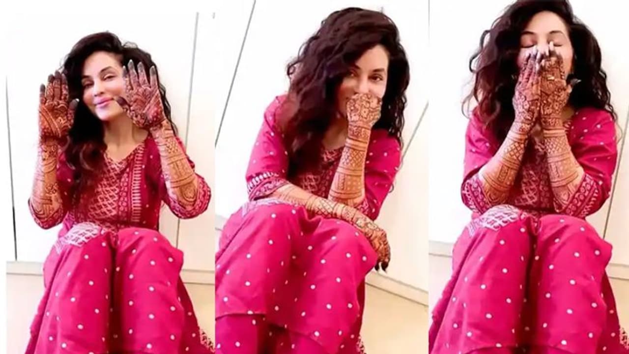 43 साल की TV एक्ट्रेस मृणाल देशराज ने रचाई पिया के नाम की मेहंदी, इतनी कम उम्र के शख्स की बनेगी दुल्हन 43 साल की TV एक्ट्रेस मृणाल देशराज ने रचाई पिया के नाम की मेहंदी, इतनी कम उम्र के शख्स की बनेगी दुल्हन