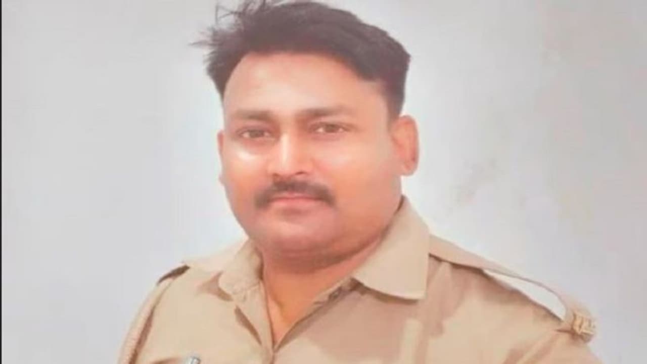 कुशीनगर: हाईवे पर हेड कांस्टेबल को कुचलकर फरार हुए पशु तस्कर, इलाज के दौरान तोड़ा दम कुशीनगर: हाईवे पर हेड कांस्टेबल को कुचलकर फरार हुए पशु तस्कर, इलाज के दौरान तोड़ा दम