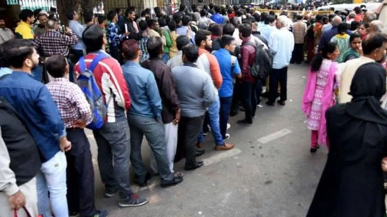 ATM dispenses 5 times extra cash in Maharashtra, locals rush to withdraw money ATM dispenses 5 times extra cash in Maharashtra, locals rush to withdraw money