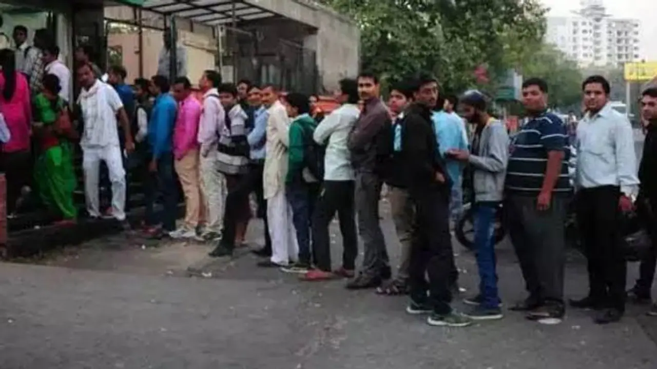 డబ్బులే డబ్బులు.. ఏటీఎం నుంచి విత్‌డ్రా చేస్తే ఐదు రెట్లు ఎక్కువ నగదు.. బారులు తీరిన స్థానికులు